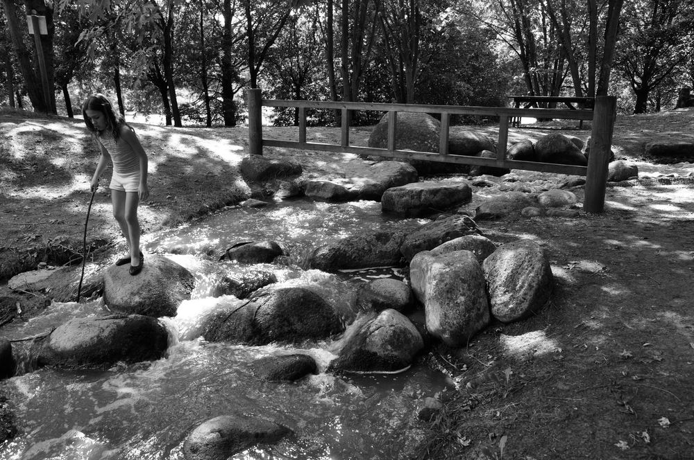 au travers de la cascade !