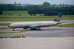 AUA Boeing 777 OE-LPE... (fast nackt )...