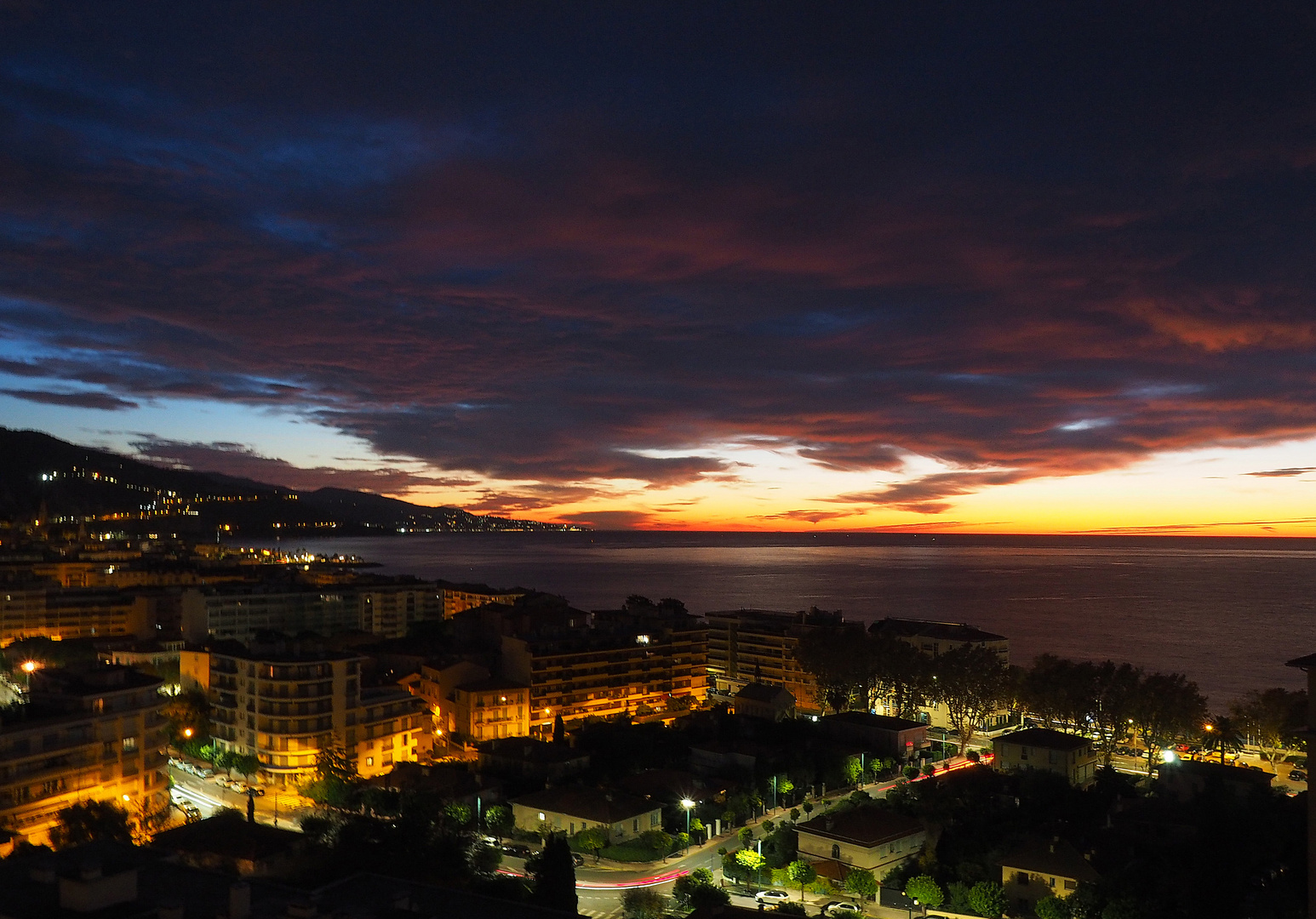 Aube hivernale sur Menton