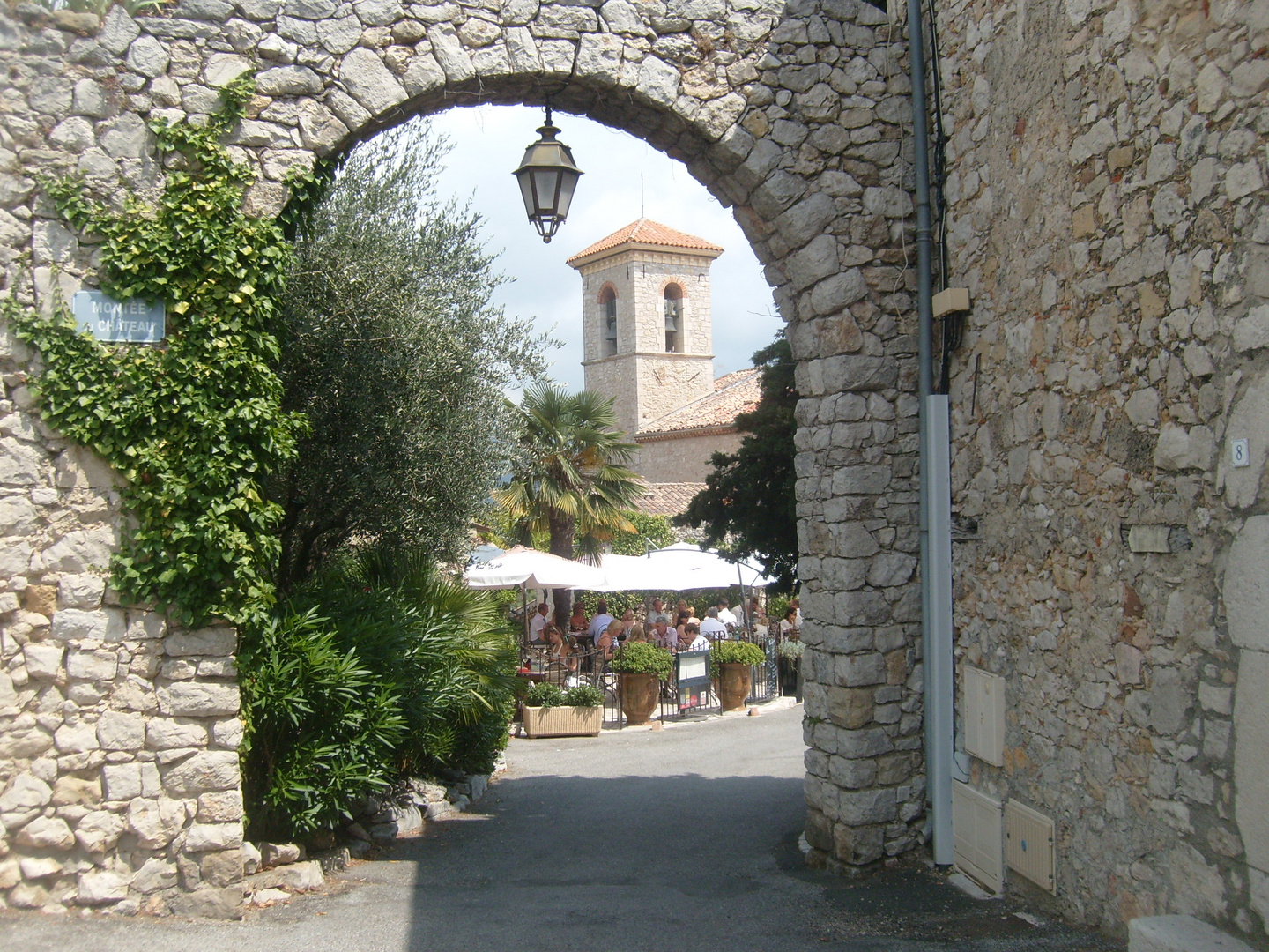 Auberge du vieux chateau et église à Cabris (06)