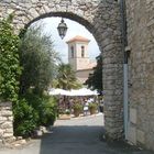 Auberge du vieux chateau et église à Cabris (06)