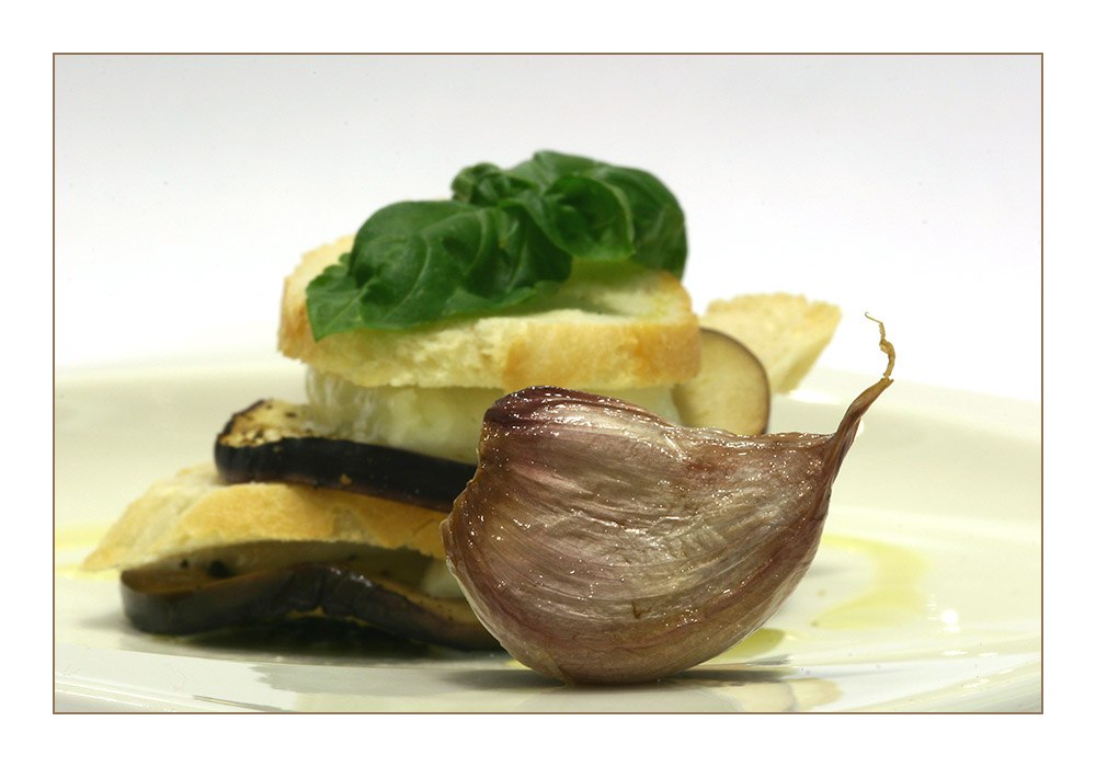 Aubergine-Mozzarella-Türmchen auf Olivenpaste und gebratenem Knoblauch