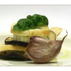 Aubergine-Mozzarella-Türmchen auf Olivenpaste und gebratenem Knoblauch