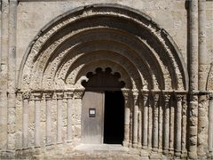 Aubeterre-sur-Dronne - Eglise St Jacques – Le portail aux cinq voussures