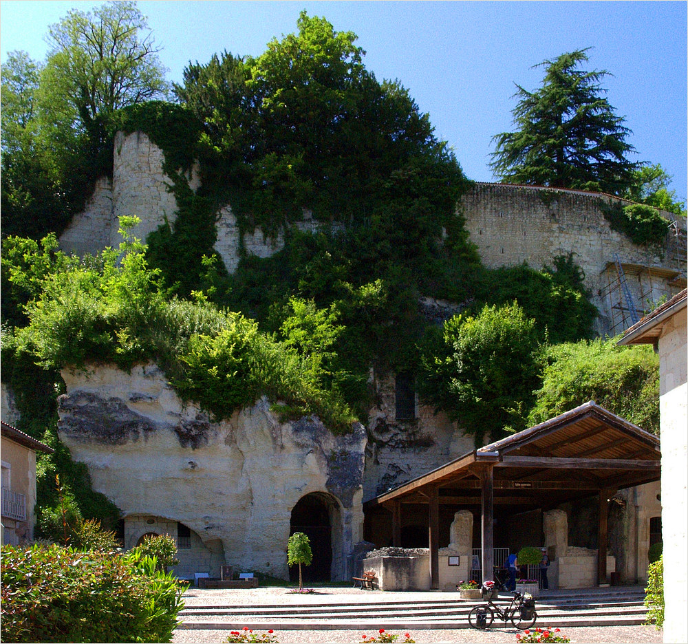 Aubeterre sur Dronne – Entrée de l’Eglise monolithe St Jean.