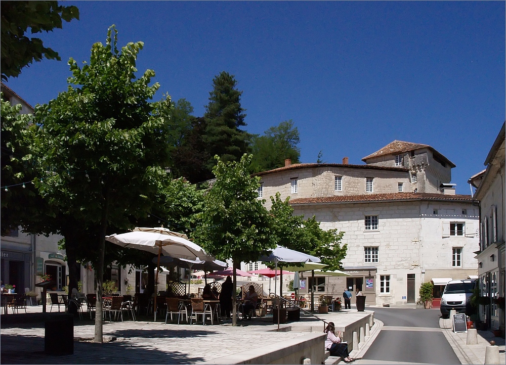 Aubeterre-sur-Dronne, place centrale Ludovic Trarieux