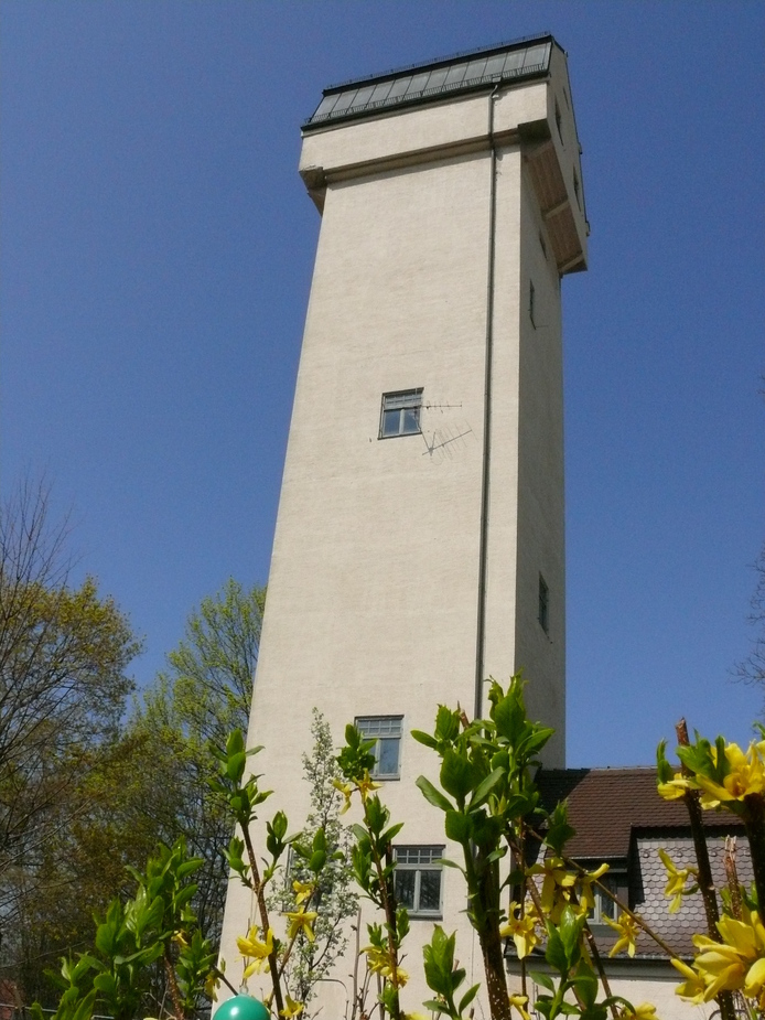 Aubinger Wasserturm im Frühling