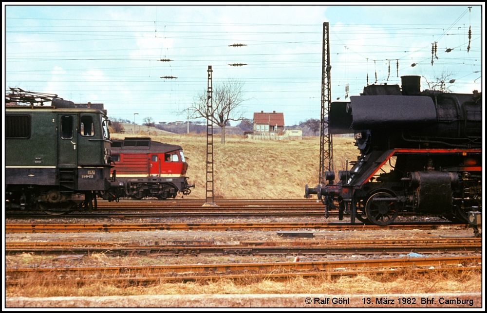 Auch 1982 gab es in Camburg noch eine gute Baureihen- Mischung auf den Gleisen