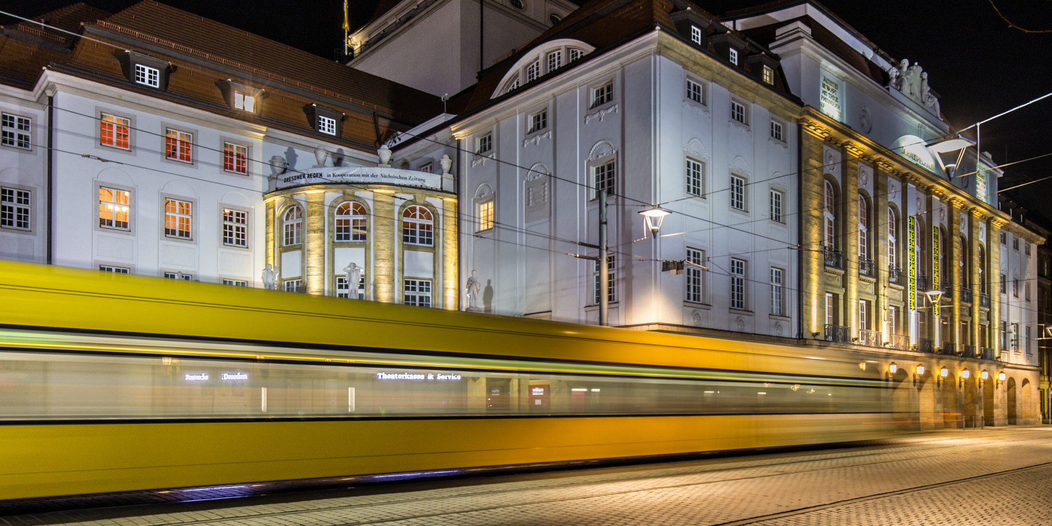 Auch abends vor dem Schauspielhaus in Dresden fährt die Straßenbahn sehr sehr schnell ...