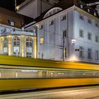 Auch abends vor dem Schauspielhaus in Dresden fährt die Straßenbahn sehr sehr schnell ...