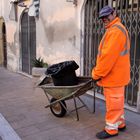 auch am letzten Arbeitstag des alten Jahres sorgt er fuer ein sauberes Dorf...