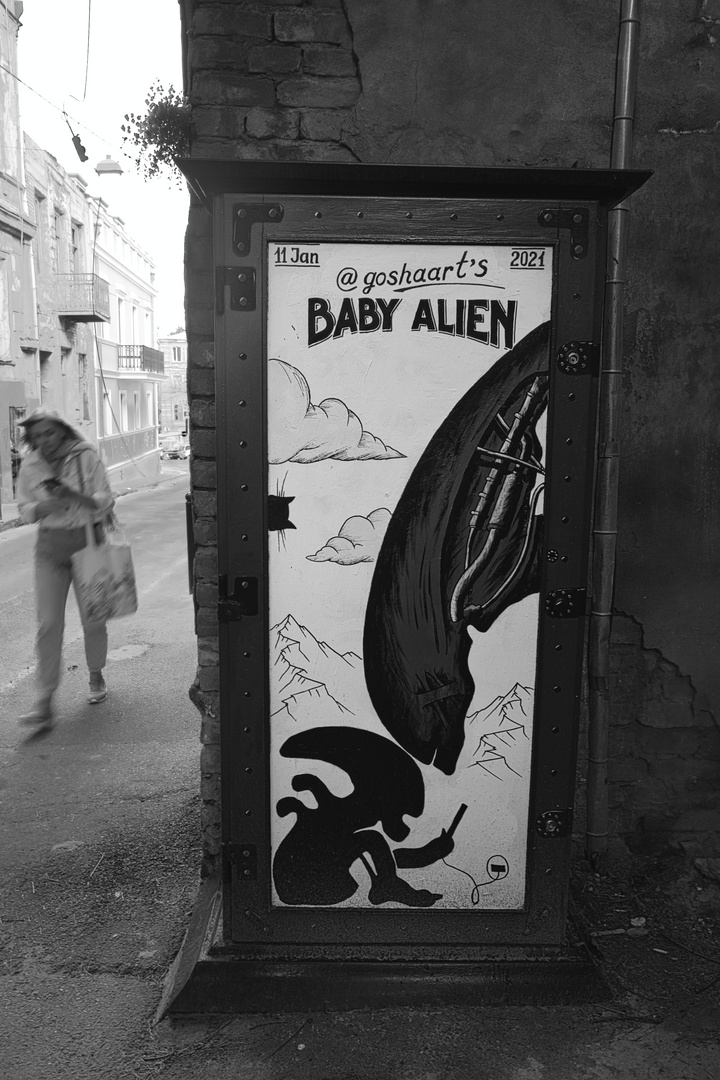 Auch Baby Aliens daddeln den ganzen Tag mit dem Handy rum