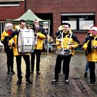 auch bei Regen...Blaskapelle auf dem Weihnachtsmarkt