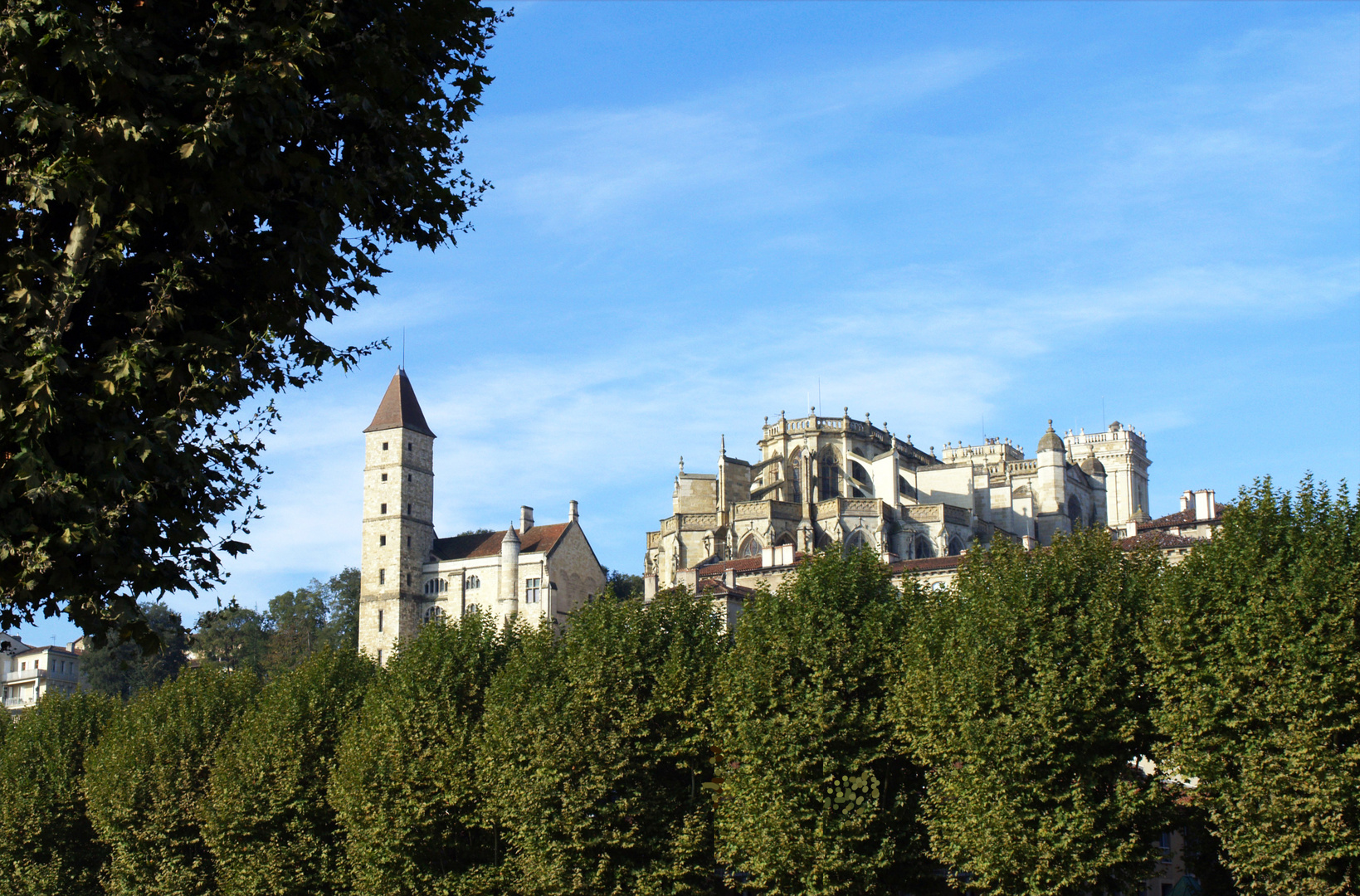 Auch - Cathédrale Ste Marie, la tour d’Armagnac et le palais archiépiscopal – Préfecture