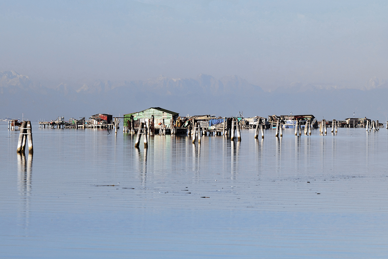 Auch das ist Venedig: Die Lagune bei Pellestrina mit den peocere,  im Hintergrund die Dolomiten