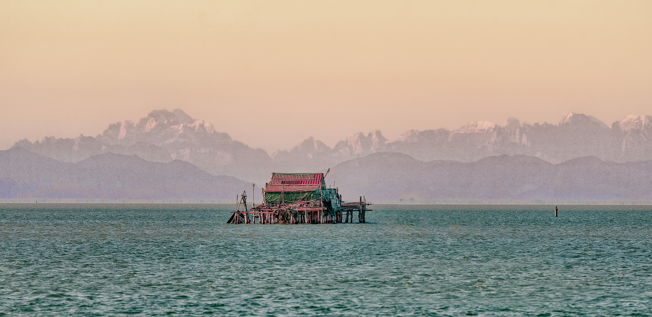 Auch das ist Venedig: Fischerhütte vor Pellestrina, im Hintergrund die Dolomiten