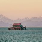 Auch das ist Venedig: Fischerhütte vor Pellestrina, im Hintergrund die Dolomiten