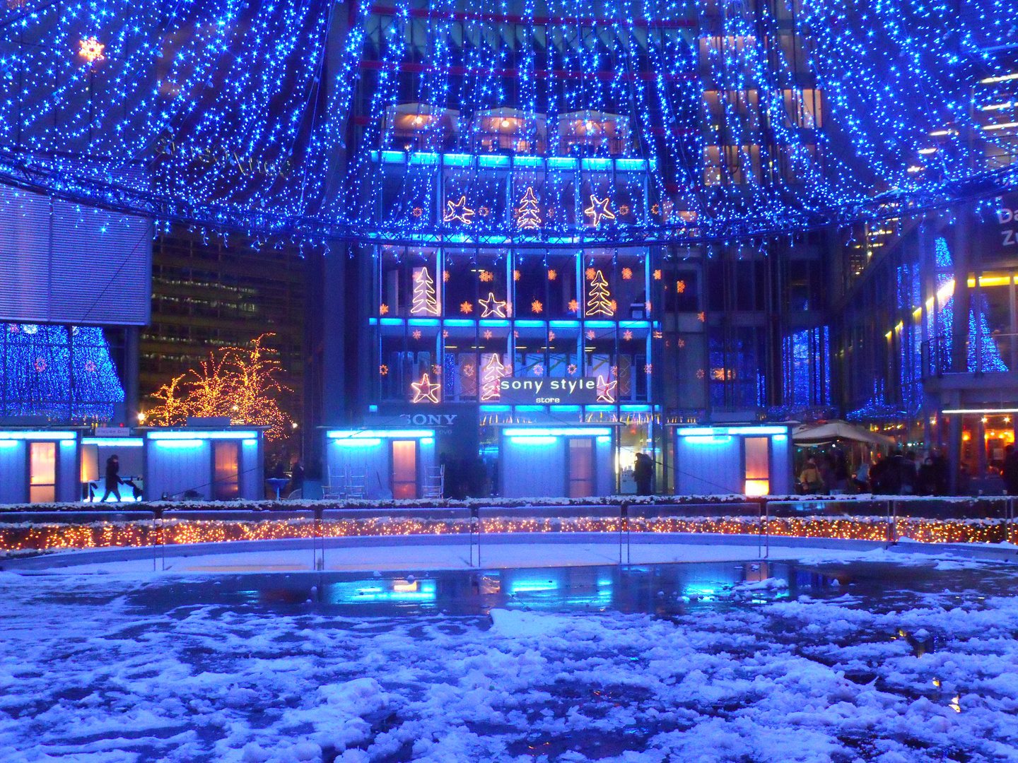 Auch der Brunnen im Sony Center ist vereist