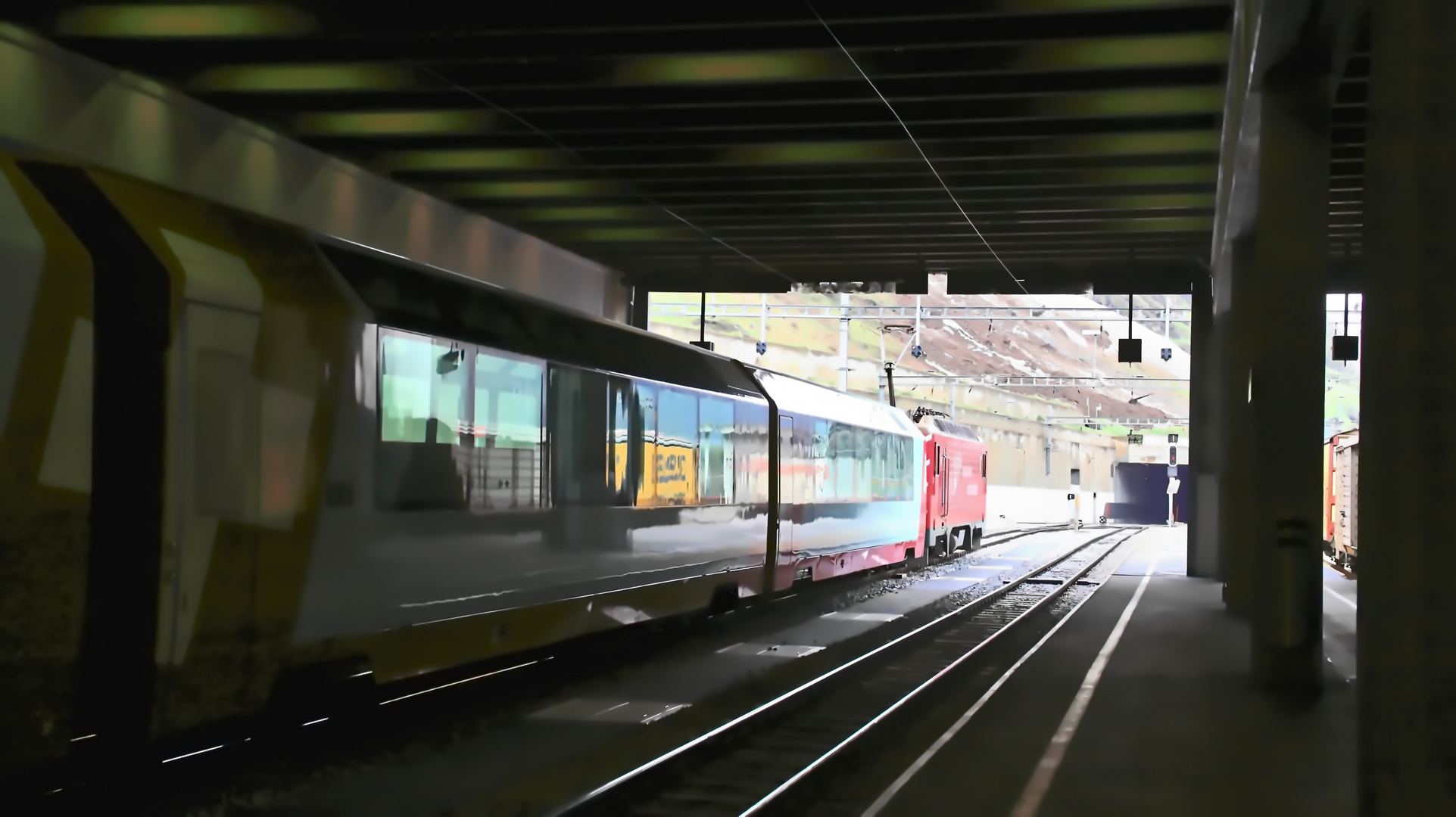 Auch der Glacier-Express nach St.Moritz steht zur Abfahrt bereit