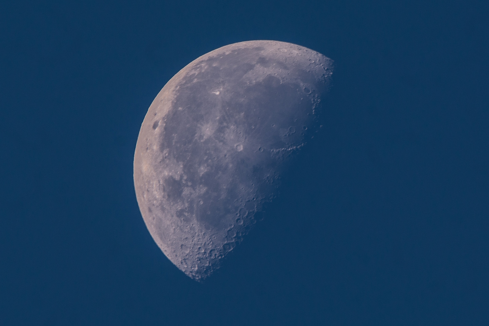 Auch der Mond geht mit 600 mm Brennweite