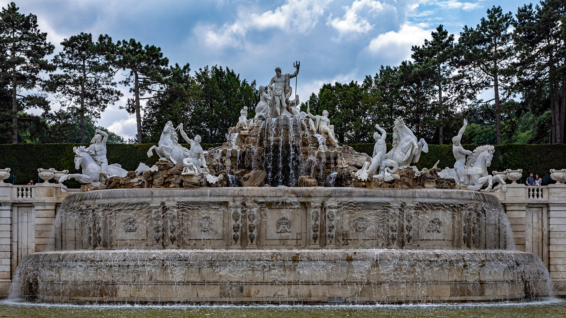 Auch der Neptunbrunnen erstrahlt im neuen Glanz