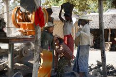 auch die härteste arbeit hat zeit zu haben, für ein lächeln, :-) burma 2011