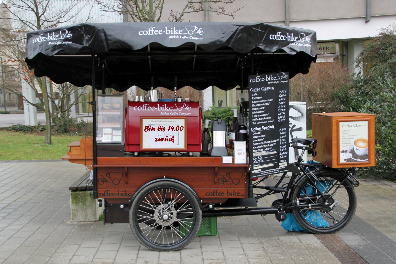 Auch die Kaffeeverkäuferin braucht mal eine Kaffepause.