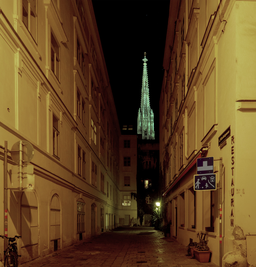 auch die langweiligste gasse gewinnt bei nacht...