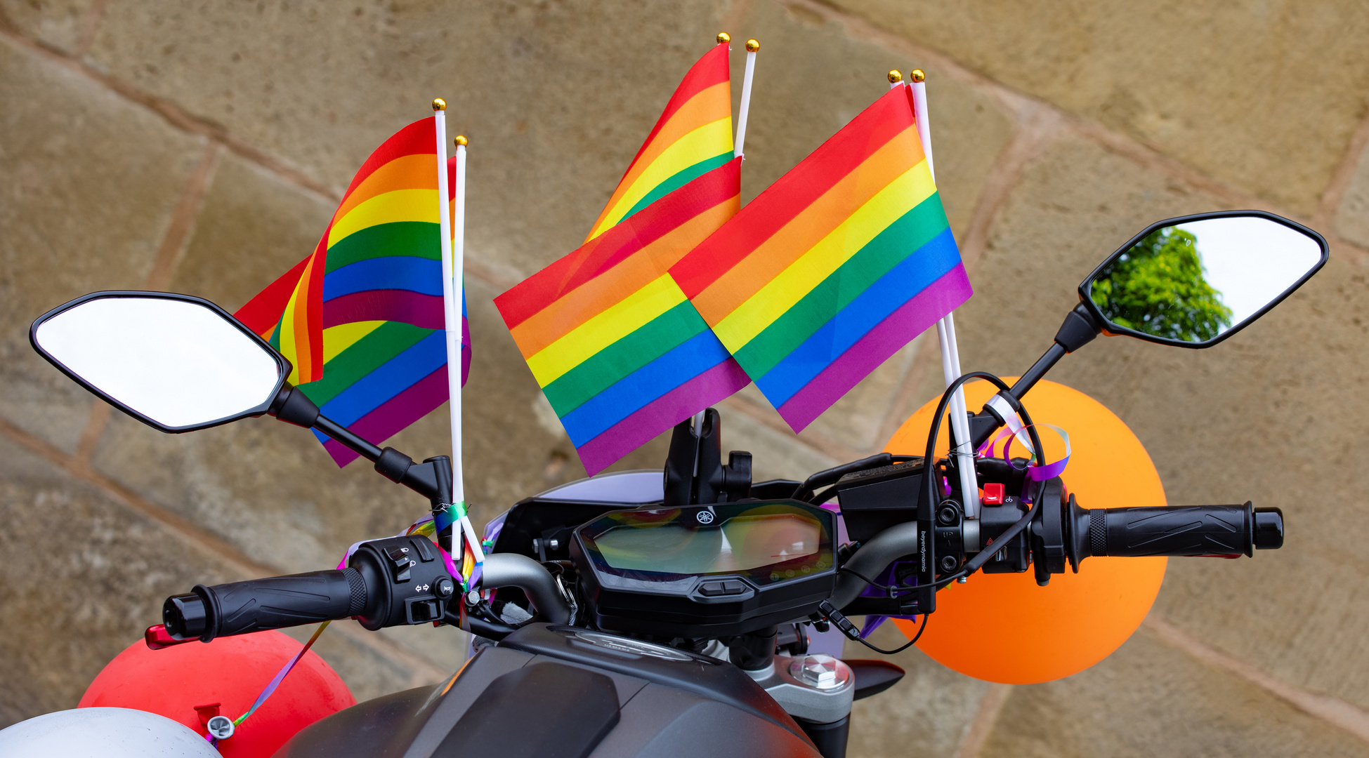 Auch die Maschine ist geschmückt für den CSD