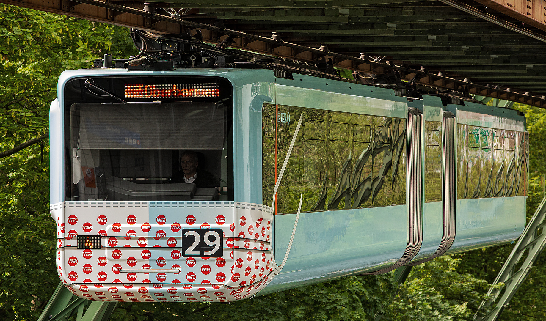 Auch die Schwebebahn trägt eine Schutzmaske