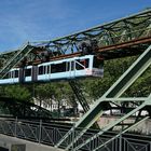 Auch die Schwebebahn trägt Mundschutz