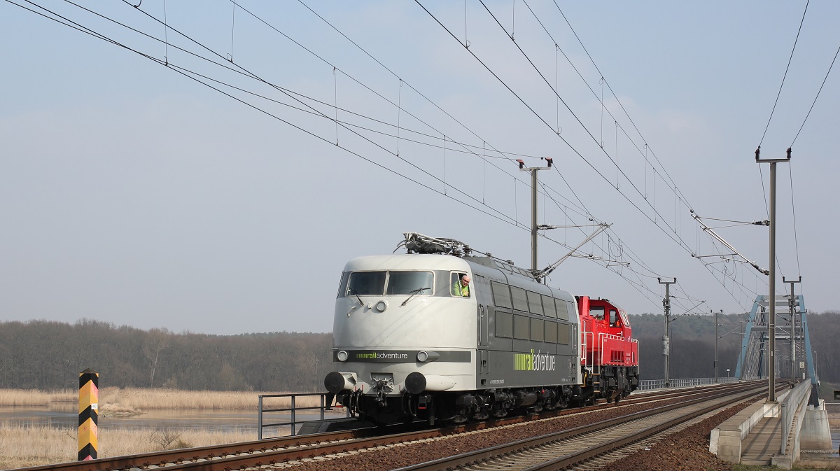 auch die stolze 103 222 braucht in Oderbrücke hilfe