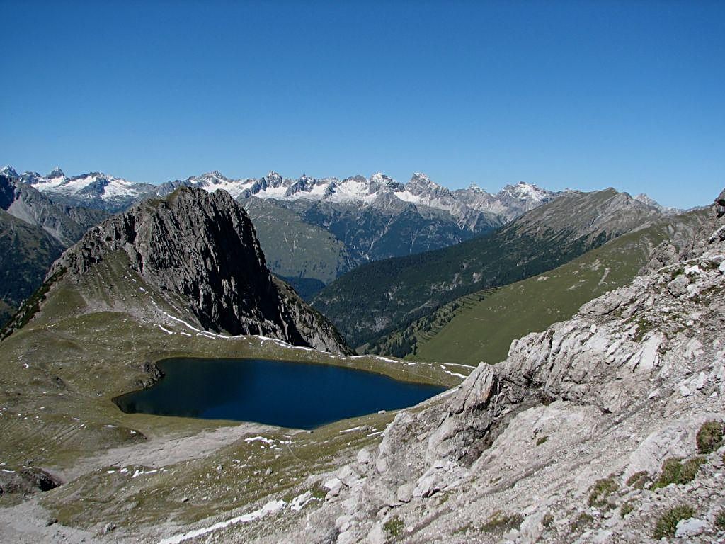 Auch die Tour zum stillen Kogelsee wird durch die Gegensätze von steinigen und sanft besonders reizv