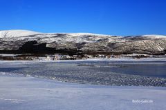 Auch dieser Fjord friert langsam zu