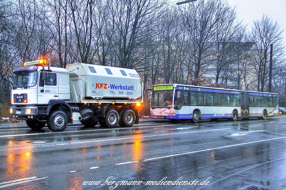 Auch ein Bus muss mal abgeschleppt werden, diesmal WSW 0264