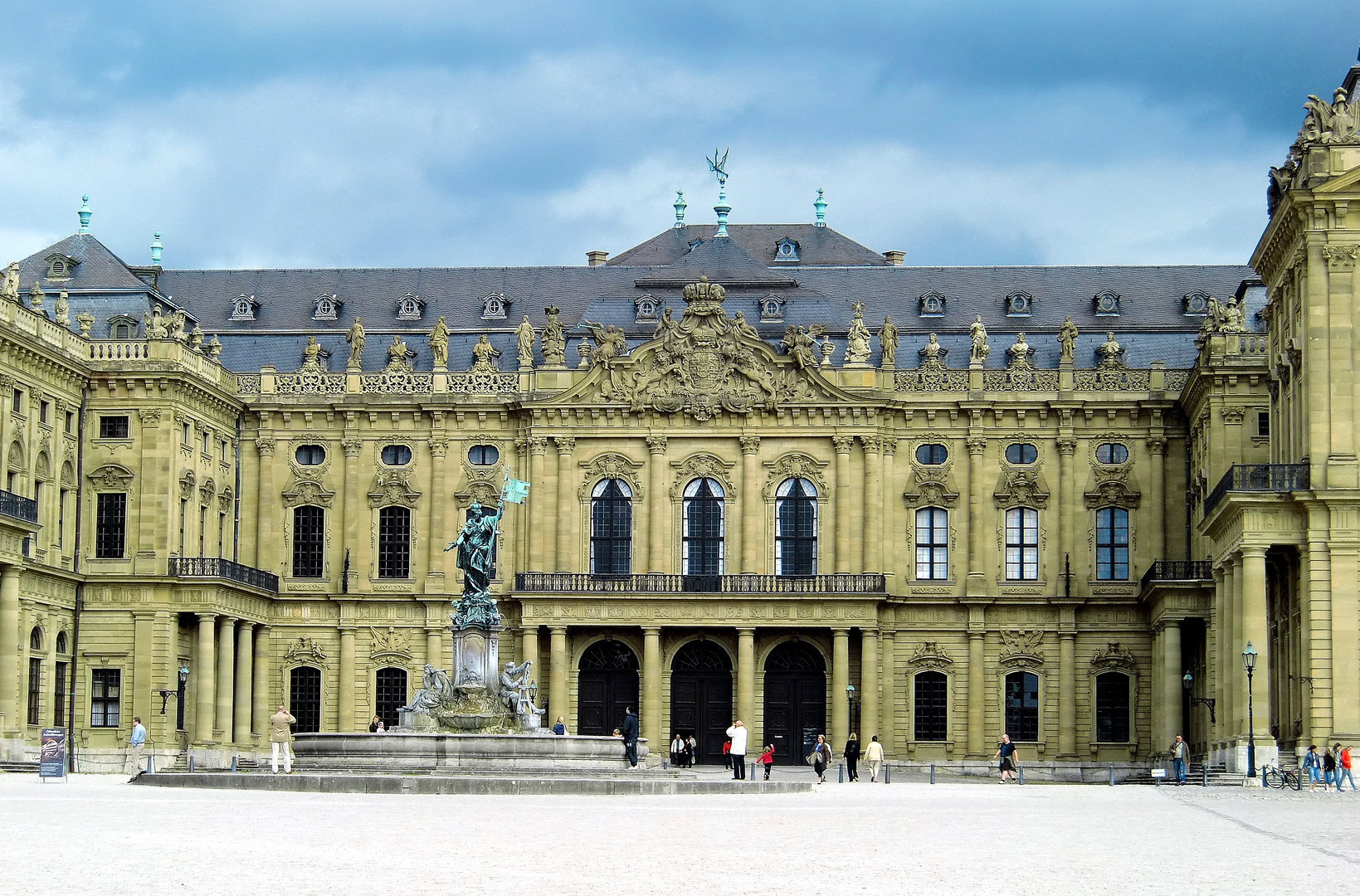 Auch ein Eingang zum Schloß in Würzburg.