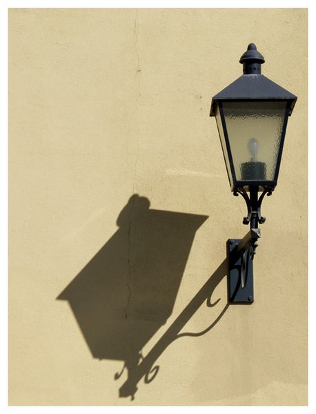 Auch ein Schatten kann leuchten von Willi Pleschberger