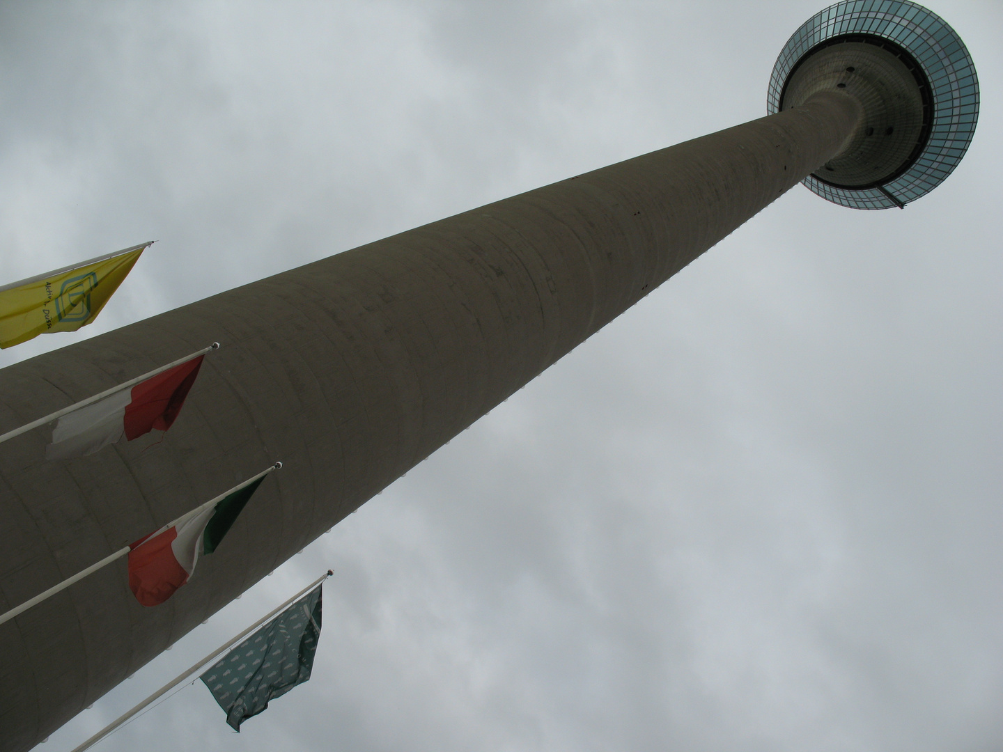 Auch ein "Spargel-Tarzan" (Fernmeldeturm Düsseldorf)