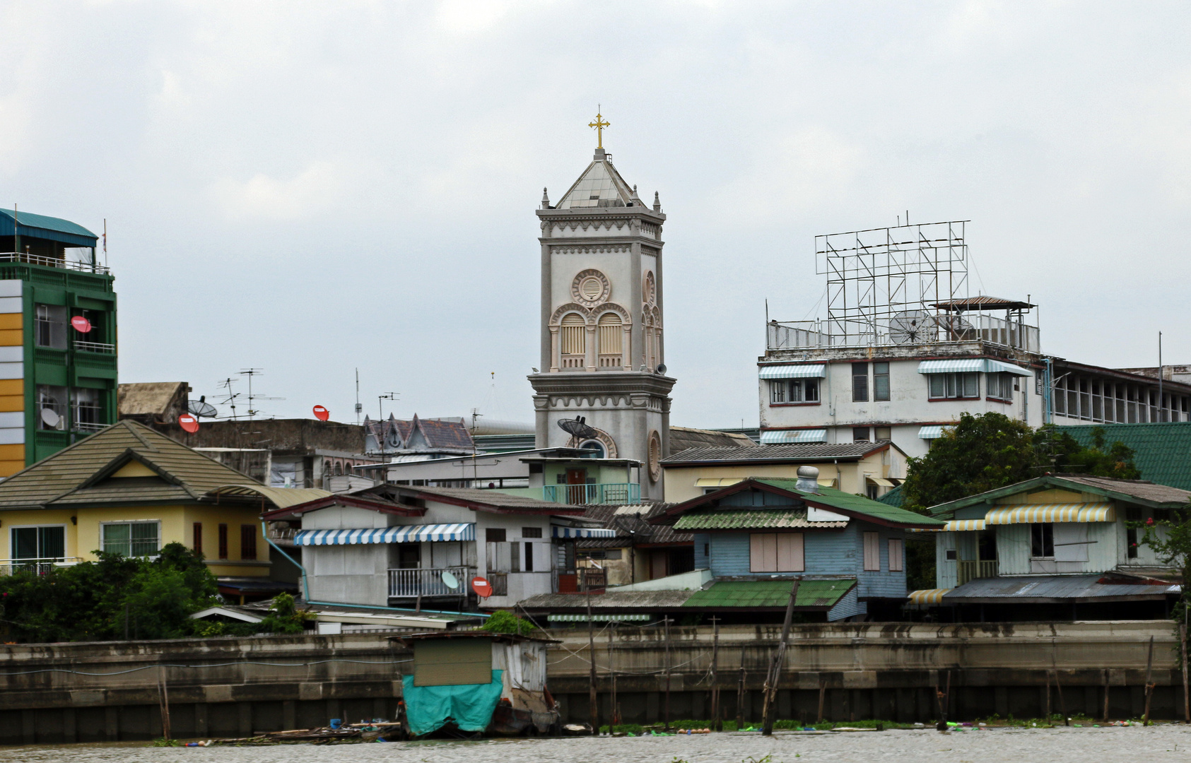 ... auch eine katholische Kirche gibt's in BKK