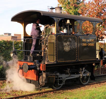 Auch eine kleine Kastenlok kann dampfen …