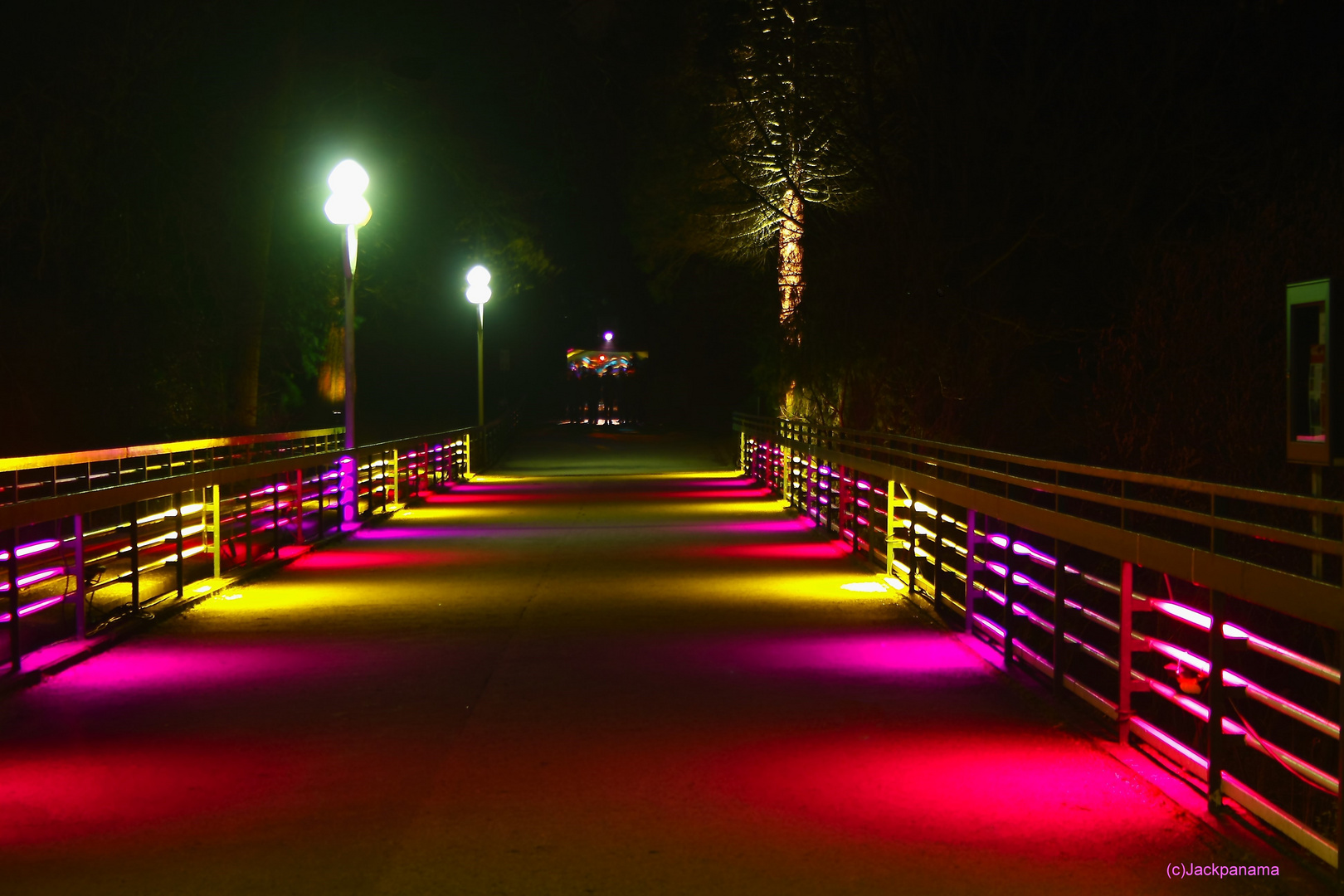 Auch eine passende Beleuchtung einer Brücke - Parkleuchten in der Gruga