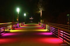 Auch eine passende Beleuchtung einer Brücke - Parkleuchten in der Gruga