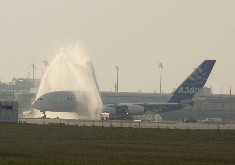 Auch Flugzeuge muss man waschen.