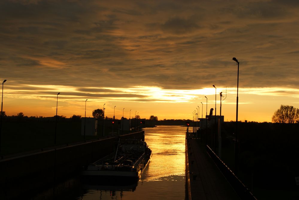 Auch hier geht sie Sonne unter.