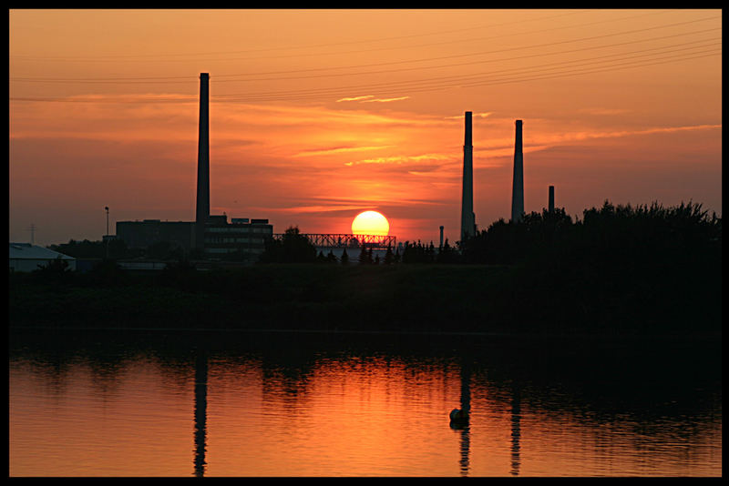 Auch im Industriegebiet gibt es schöne Sonnenuntergänge..