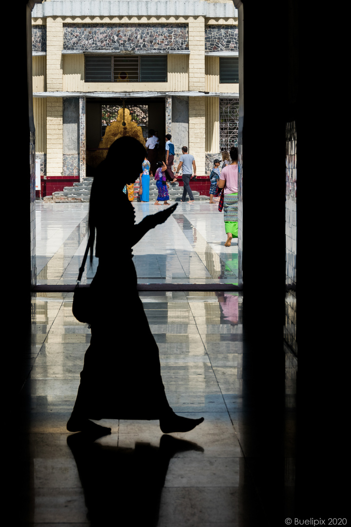 auch im Mahamuni-Buddha-Tempel ... das Smartphone ist immer dabei (© Buelipix)