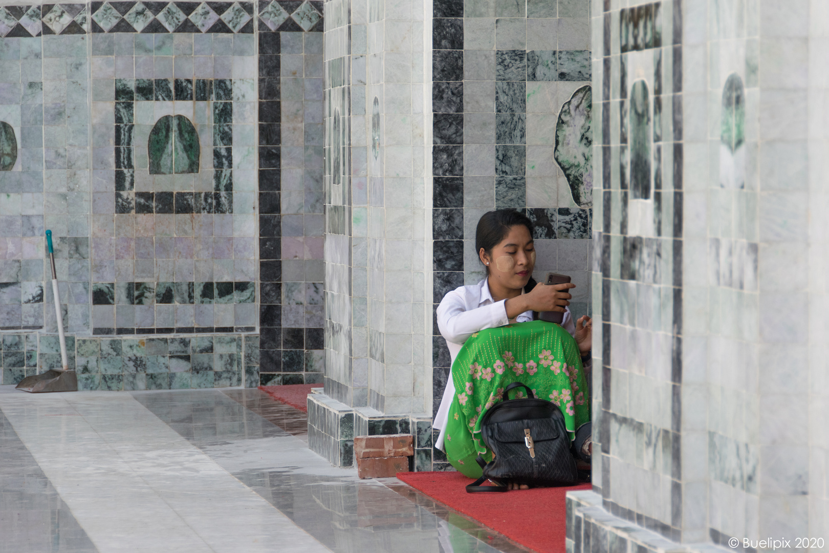 auch im Mahamuni-Buddha-Tempel ... das Smartphone ist immer dabei (© Buelipix)