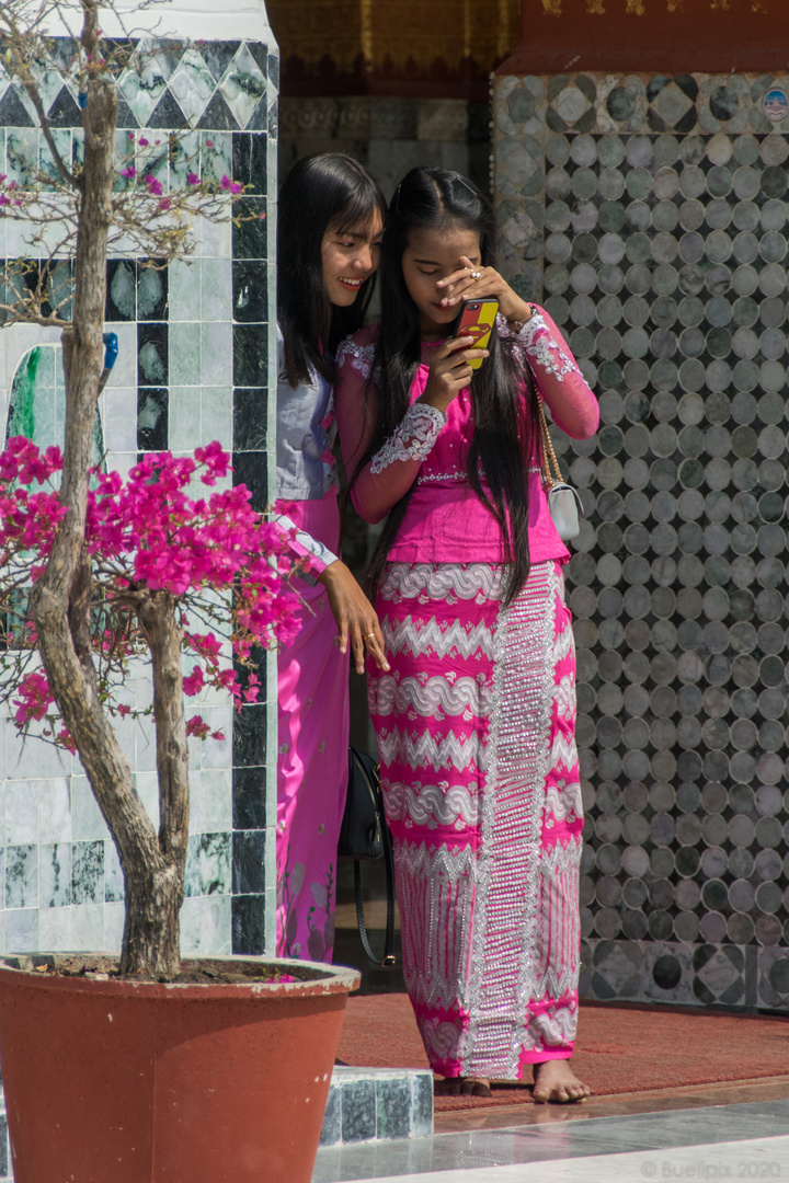 auch im Mahamuni-Buddha-Tempel ... das Smartphone ist immer dabei (© Buelipix)