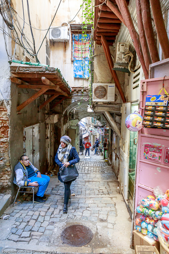 Auch im Winter gibt es in den Gassen der Casbah von Algier wohl einiges zu sehen.