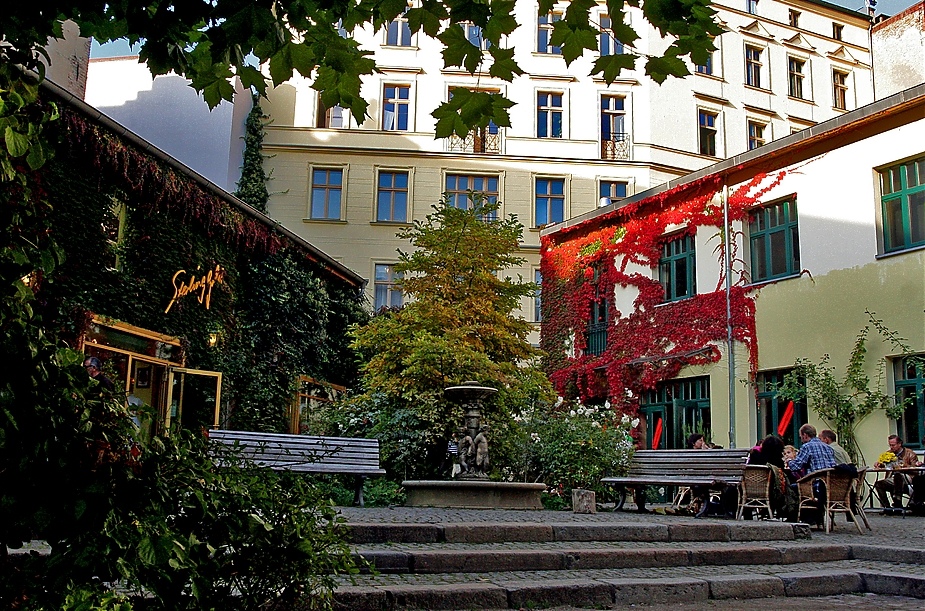 auch in berlin findet man ruhige plätze wo man gemütlich was trinken kann ohne den autolärm zu hören